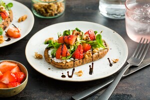 Broodje aardbeiensalade met balsamico azijn