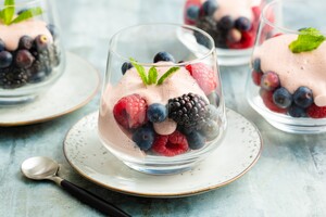 Fruit met rode wijn sabayon