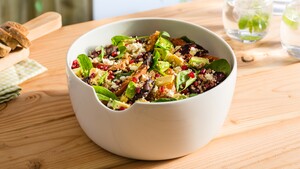Superfood salade met quinoa, biet, zoete aardappel, avocado, granaatappelpitjes, feta en spinazie