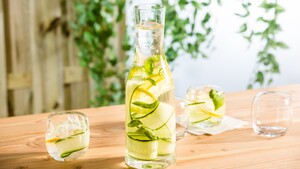 Zomerdrankje met komkommer, basilicum en citroen