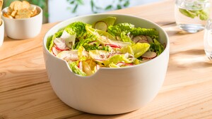 Witlofsalade met radijs, little gem en ansjovis-Parmezaandressing
