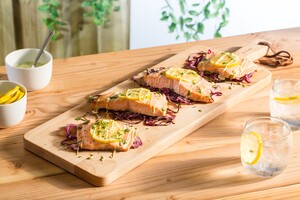 Zalm uit de oven met limoen en korianderdressing