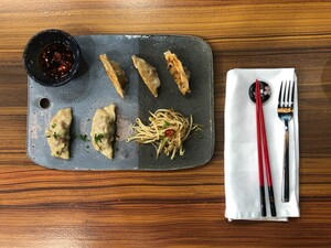 Gyoza met gehakt, shiitake, kool en taugésalade