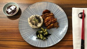 Teriyaki van kippendij met zeewiersalade en kleefrijst