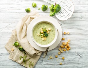 Broccoli-bloemkoolsoep met verse knoflookcroutons