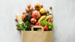 papieren zak met fruit