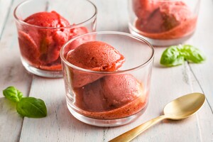 Homemade aardbeiensorbet met basilicum