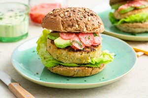 Aziatische visburger met koriandermayonaise en avocado