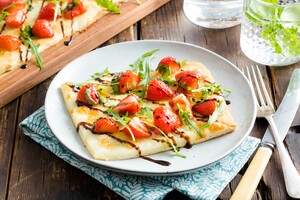 Capresepizza met aardbeien en balsamicosiroop