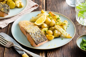 Ovenpakketjes met witte asperges, zalm, krieltjes, witte wijn en peterselie