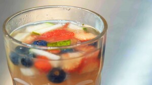Fruitpunch met appelsap en kokosrum