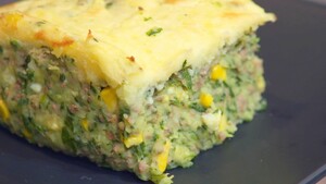 Spinazie-stamppot met zoete maïs en gehakt uit de oven