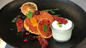 Kweeperen tarte tatin met bloedsinaasappelparfait en granaatappelgel