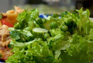 Groene salade met komkommerzoetzuur