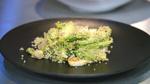 Quinoasalade met gegrilde halloumi