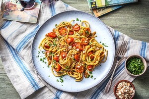 Linguine met ansjovisboter en saus van cherrytomaten