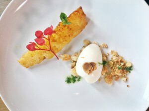 Ananas van de BBQ met yoghurtsorbet en crumble