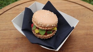 Macaronburger chocolademousse en ketchup van framboos