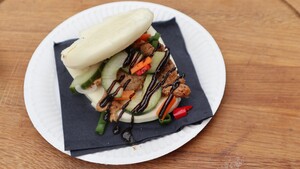 Steamed bun met eend, zoetzure komkommer en hoisin