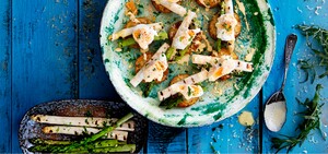 Asperges met een gepocheerd eitje en rösti rondjes