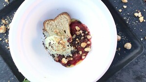 Brioche met pistacheijs en aardbeiensaus
