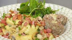 Gevulde gehaktballen met spek en gnocchi