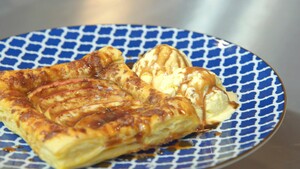 Appeltaartjes met gezouten toffeesaus en roomijs