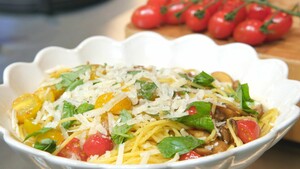 Spaghetti met kastanjechampignons, tomaat en Parmezaanse kaas