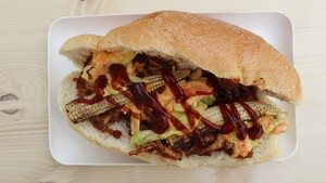 Pulled chicken met koolsalade en gegrilde mini maïs