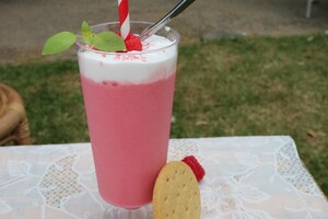 Roodfruit lassi met kokosyoghurt