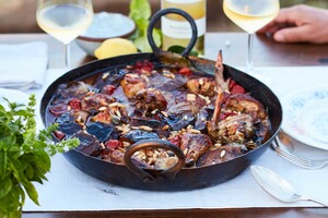 Salina-kip met zalig geurende zachte aubergine en tomaat met kappertjes
