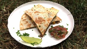 Quesadilla met salsa van tomaat