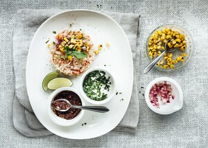Tartare van krab en maïs met mole en koriander