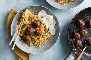 Indonesische gehaktballen met sperziebonen en mie