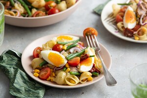 Pasta met tonijn, haricot verts, maïs en cherrytomaten