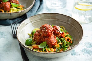 Courgetti met spinazie-gehaktballetjes en tomatensaus 