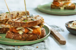 Schnitzelsandwich met appelsalsa en dragonmayonaise