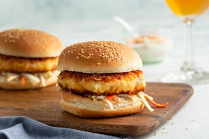 Crispy fish burgers met wortelknolselderijremoulade