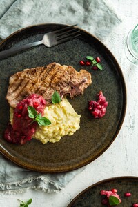 Karbonade met zoetzure rabarberchutney & pastinaakpuree