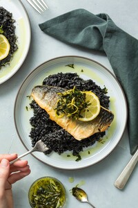 Risotto nero met zeebaars en peterseliesalsa
