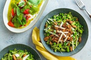 Pasta met kruidenpesto en antipasti