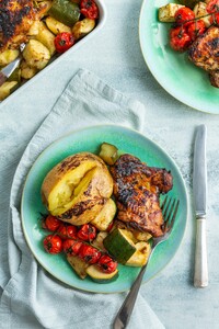 Gekarameliseerde kip met courgette en tomaat