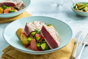Geschroeide tonijn met grapefruit-avocadosalsa