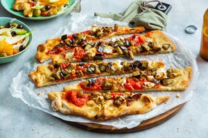 Pizza met gekonfijte ui en venkel-sinaasappelsalade