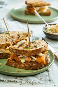 Schnitzelsandwich met appelsalsa en dragonmayonaise