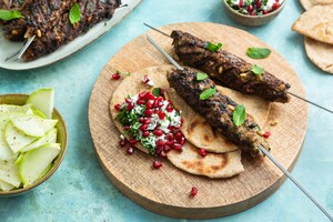 Lamsköfte met flatbread en labne