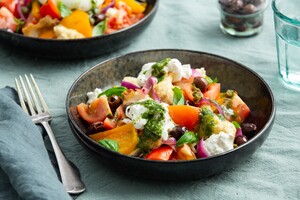 Panzanella met basilicumolie en burrata