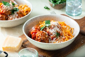 Spaghetti met gehaktballen in tomatensaus
