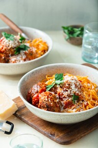 Spaghetti met gehaktballen in tomatensaus