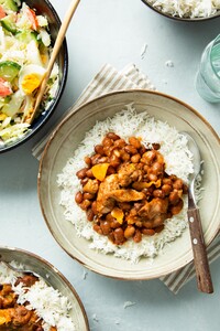 Surinaamse kip met bruine bonen en rijst